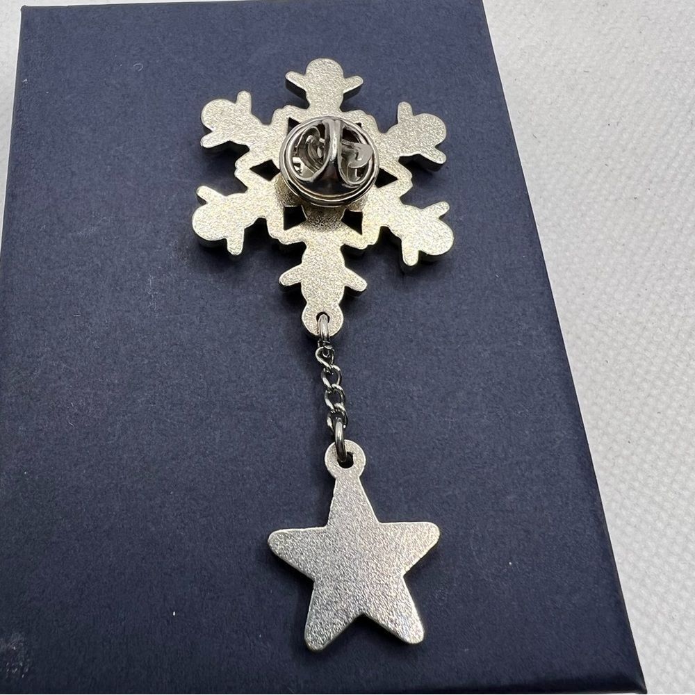 🍭4/$20 Rhinestone Studded Snowflake Pin - Picture 4 of 5